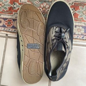 Men’s water shoes